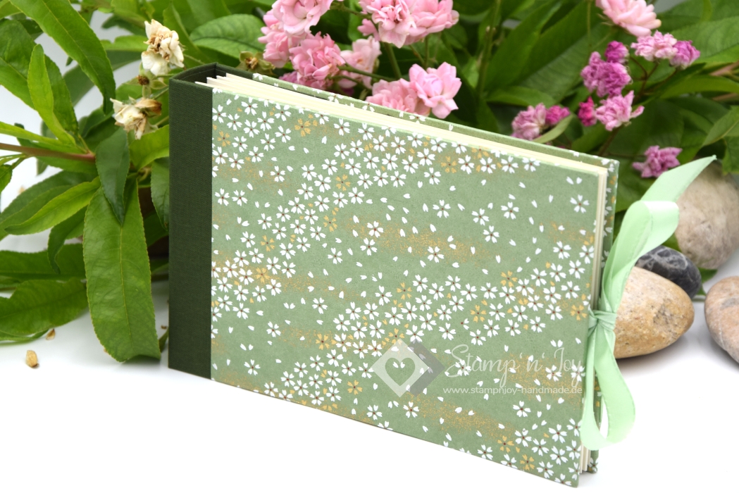 Preview: Leporello Album ca. 19,0x12,5x3,0 cm mit Verschlussschleife | Einband Japanpapier Chiyogami Kirschblüten | grün | Art. Nr. 97210601